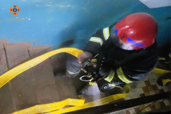 У Вільногірську бійці ДСНС врятували двох жінок із задимлених пожежею квартир. ФОТО | новини Дніпра