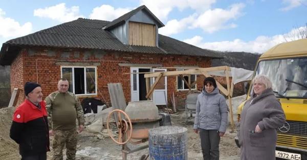 На Тернопольщине односельчане достроили дом бойцу, потерявшему на фронте ноги - Общество