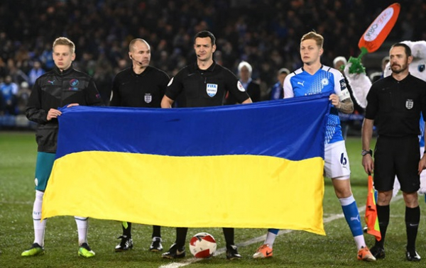 Зинченко вывел "Сити" на матч с капитанской повязкой и флагом Украины