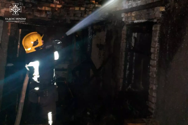 У Кривому Розі пожежні встигли врятувати чоловіка із задимленого будинку. ФОТО | новини Дніпра