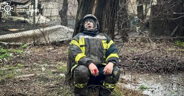 Спасатель из Одессы, чья фото разлетелась по сети: Слышал гул и улетел на шесть метров - Общество
