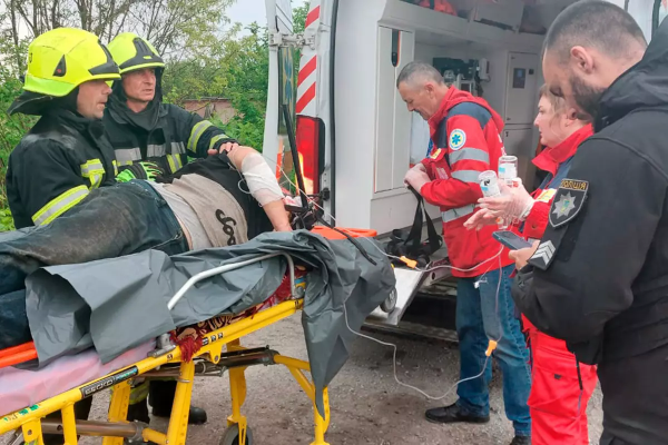 На Дніпропетровщині рятувальники допомогли чоловіку, якого травмував його власний мотоблок. ФОТО | новини Дніпра