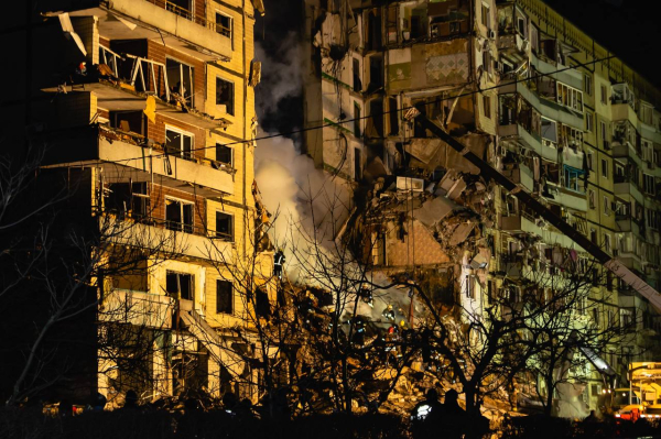 Триває рятувальна операція у зруйнованому ракетою будинку у Дніпрі, невідома доля 26 людей. ФОТО | новини Дніпра