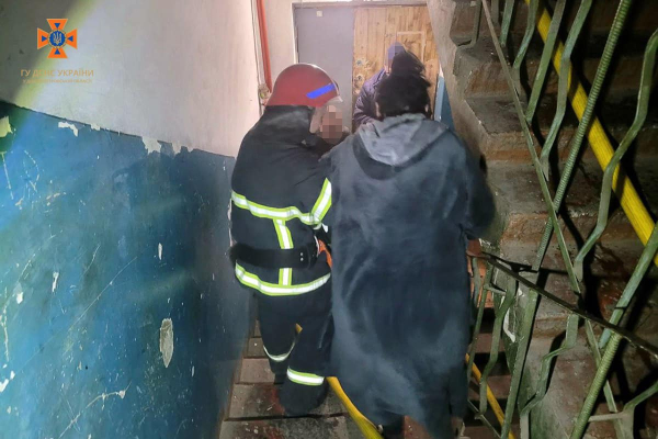 У Вільногірську бійці ДСНС врятували двох жінок із задимлених пожежею квартир. ФОТО | новини Дніпра