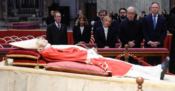 В Ватикане началось прощание с бывшим Папой Римским Бенедиктом XVI - Общество