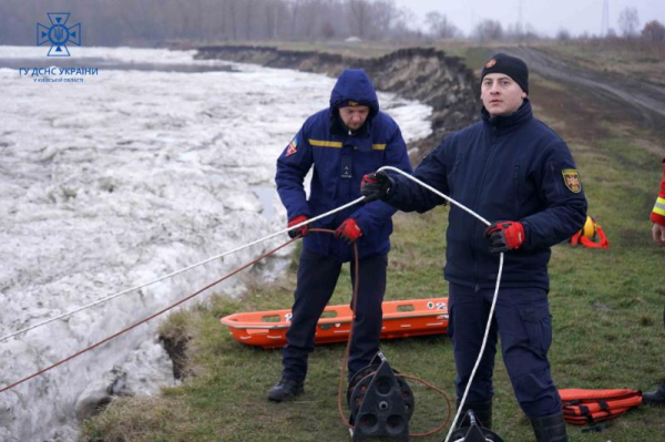 Киевским спасателям удалось разблокировать ледяную пробку на реке Десна - Общество