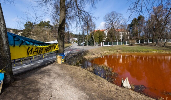 В Литве воду в пруде напротив посольства России окрасили в "кровавый цвет" - Общество