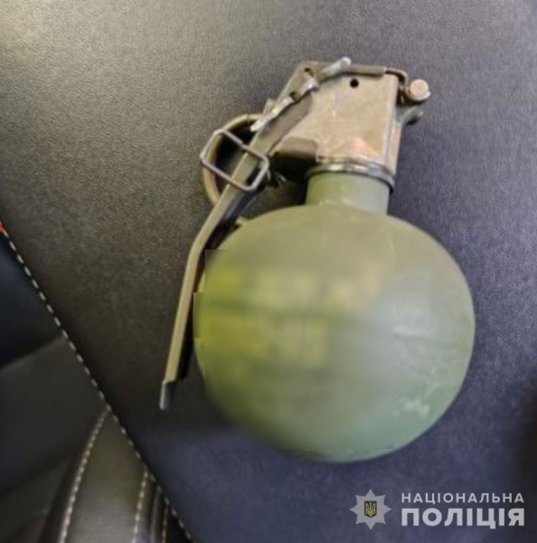 У Дніпрі поліцейські взяли двох чоловіків у кайданки за торгівлю боєприпасами | новини Дніпра