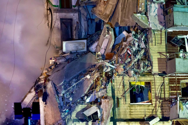 Триває рятувальна операція у зруйнованому ракетою будинку у Дніпрі, невідома доля 26 людей. ФОТО | новини Дніпра