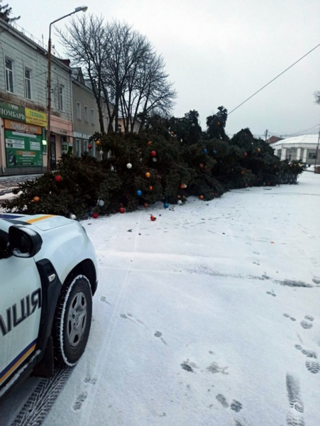 В Украине за день упали три огромные новогодние елки