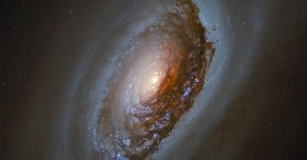 Телескоп Хаббл сделал снимок галактики "Черный глаз" - Общество