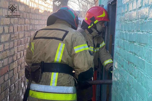 На Дніпропетровщині рятувальники винесли з палаючої хати старенького чоловіка | новини Дніпра