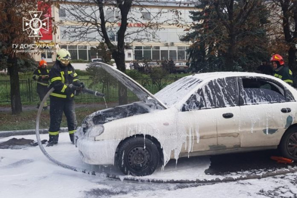 У Павлограді рятувальники гасили пожежу в автомобілі «Daewoo»