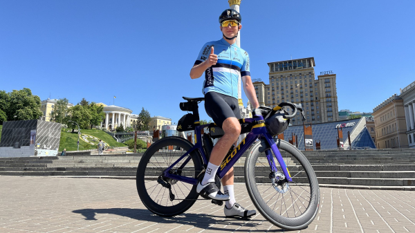 Эстонский депутат добрался в Киев из Таллина на велосипеде и собрал деньги для ВСУ  - Общество